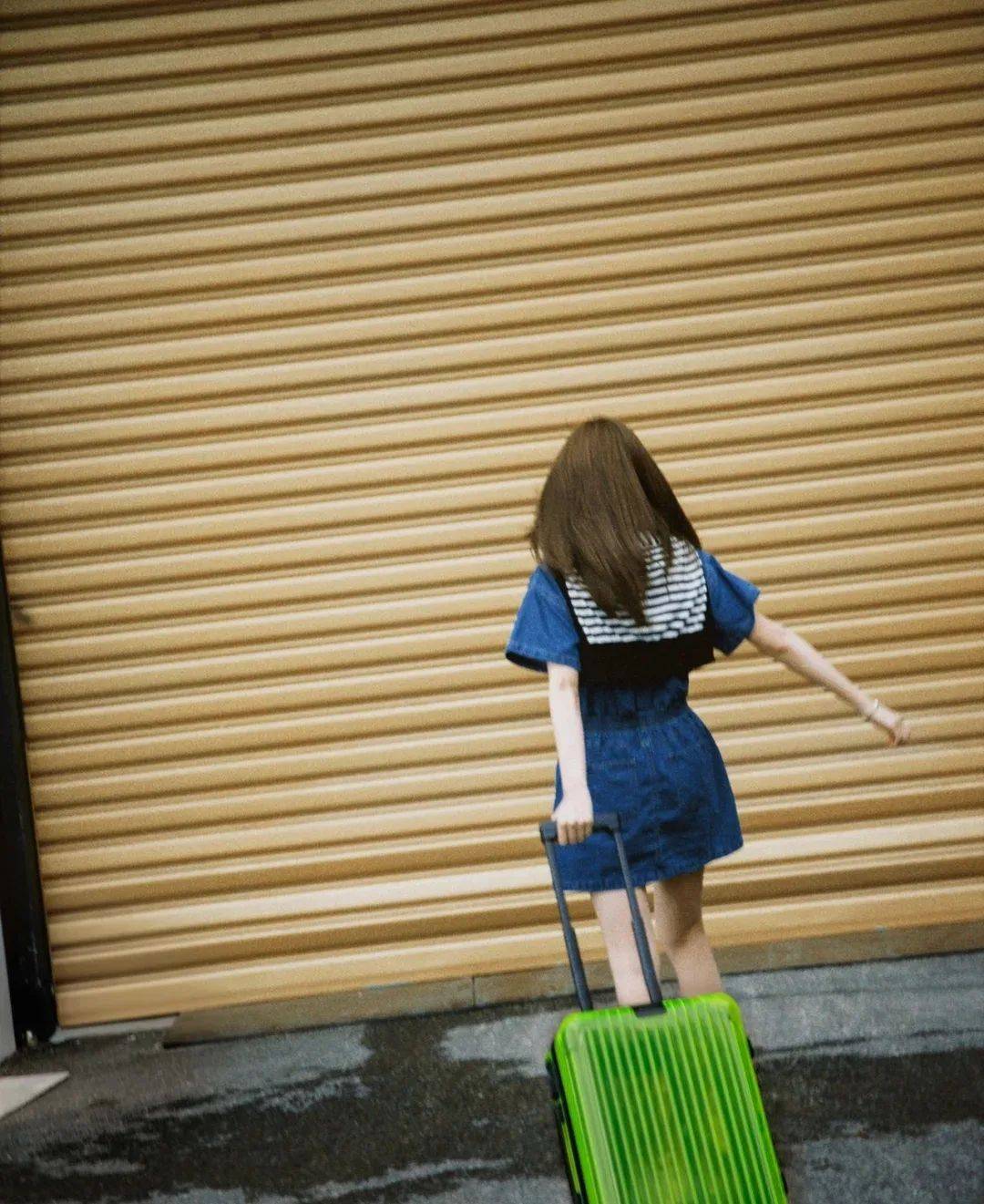 颜色|牛仔的连体装，沈梦辰搭配简约，白色加入清新，棒球帽带来青春