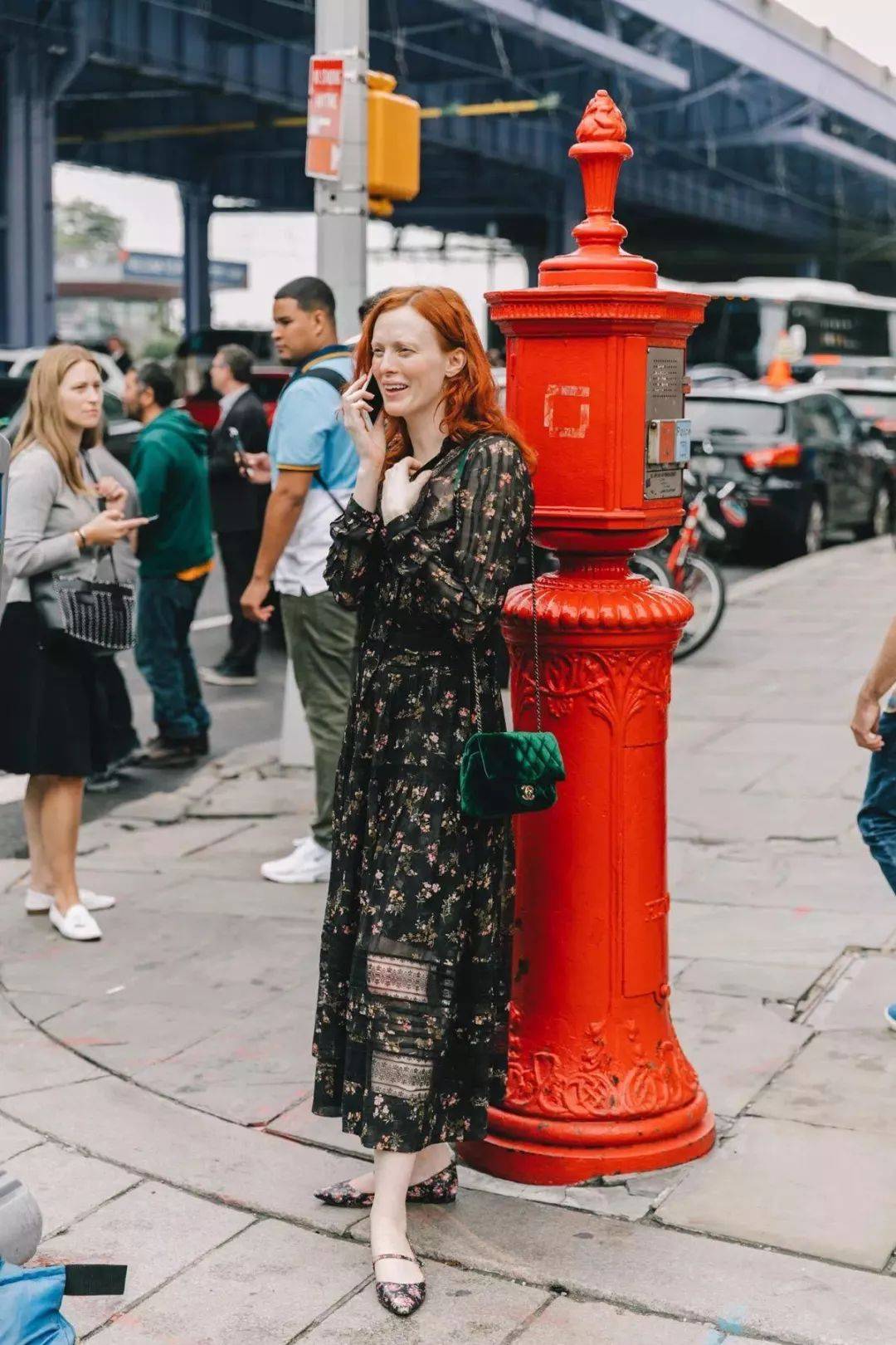 仙女|别再穿高跟鞋了，穿仙女裙＋平底鞋的你，时髦炸！