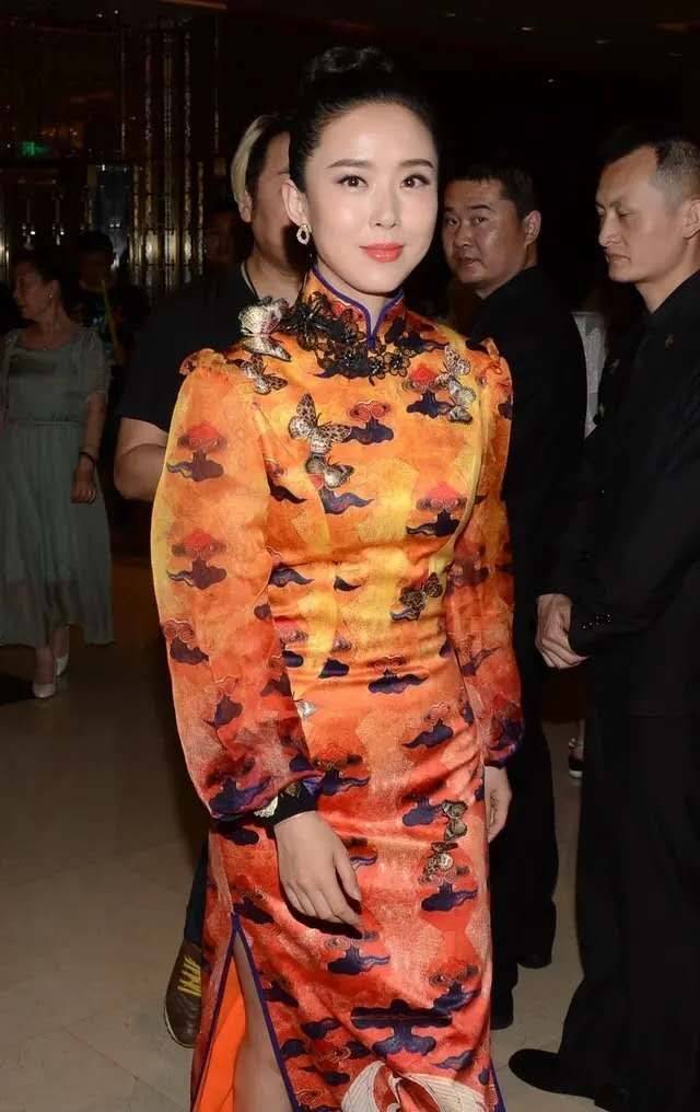 皱纹|颜丹晨的素颜算好的，虽也有些褶子，但皮肤很紧致一点不显老！