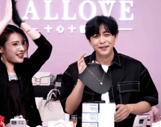 珠宝|李佳航直播卖珠宝神情紧张,网友一眼看穿:太紧张了,心虚