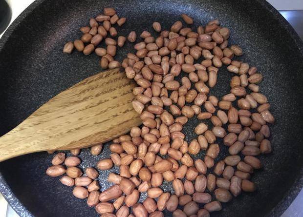 花生煮著吃太單調了,加點糖和澱粉做掛霜,香酥脆甜_水分