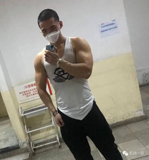 更衣室|190cm重庆肌肉教练更衣室自拍，身体实力藏不住了