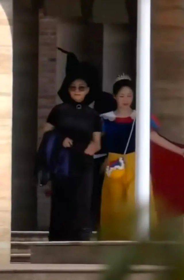 黑色|宋丹丹杨紫罕见同框，脸出油肚腩凸起来了，一个比一个胖的真实！