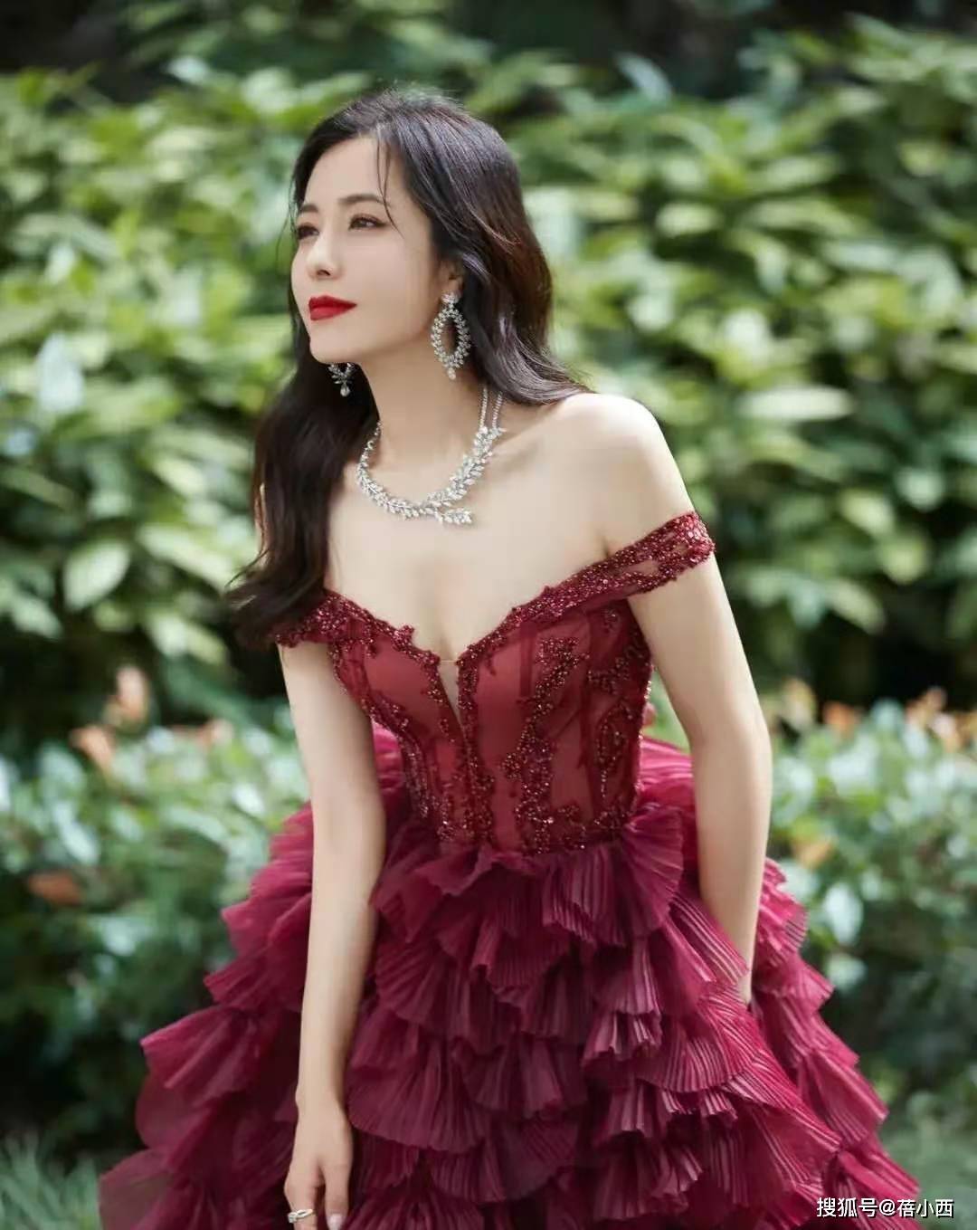 身材|徐静蕾果真是人美胆大，穿深蓝色吊带裙亮相，显身材更显优雅气质