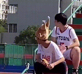 搞笑gif动图这么一帮强人跟你抢篮球场你抢的过来么