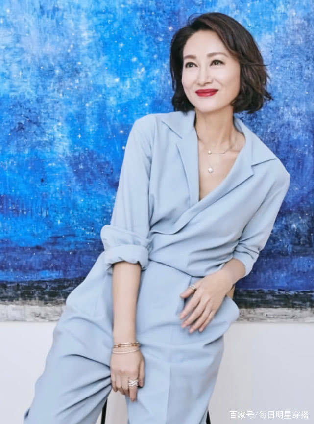 因为|一知名女星被造型师“坑”了，59岁还穿少女裙，不料穿成1米5