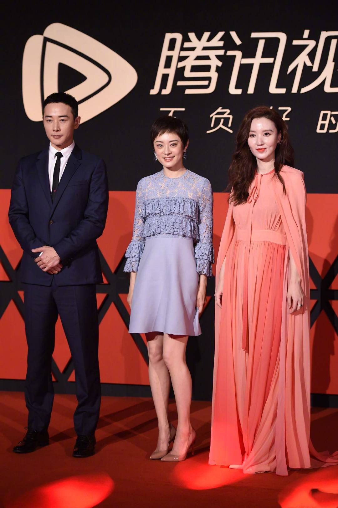 好身材|压轴走红毯，孙俪一袭荷叶蓝裙终于不低调，气场却输张萌红斗篷裙