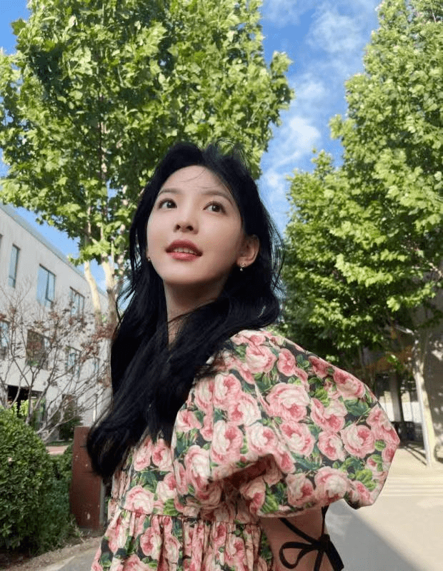 黑色|原来曾黎至今还未婚，难怪保养得那么好，身穿印花连衣裙高级减龄