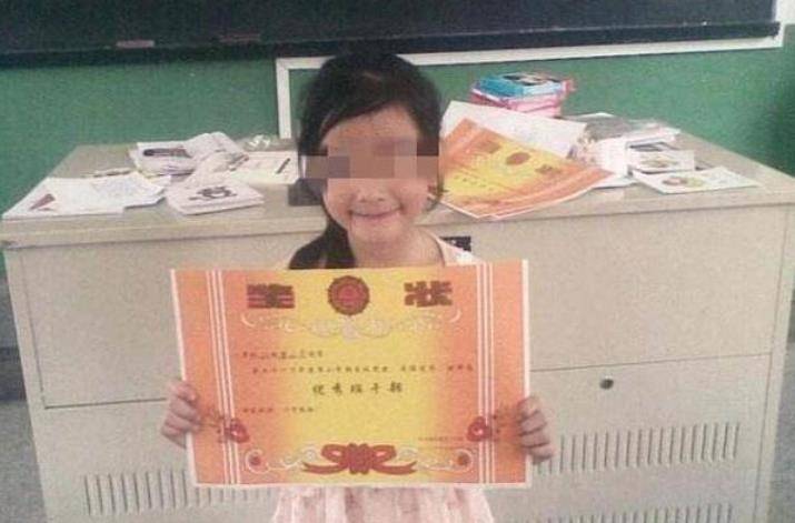 因为|孩子满脸骄傲带奖状回家,宝妈看到奖状上的字却怒了,确实忍不了