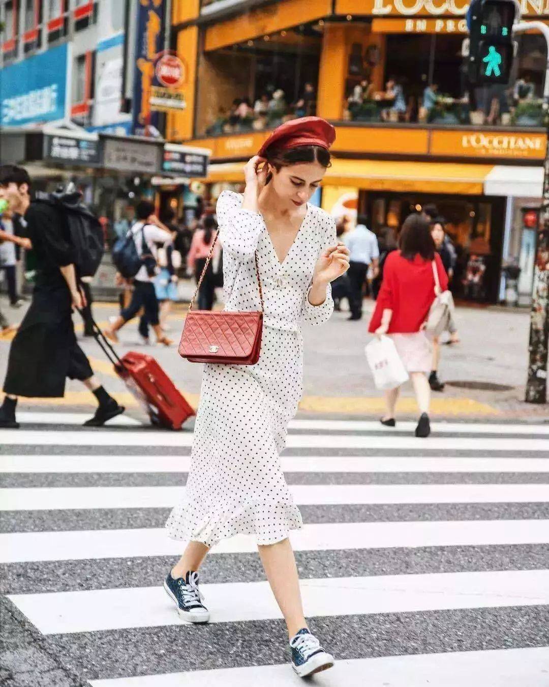 仙女|别再穿高跟鞋了，穿仙女裙＋平底鞋的你，时髦炸！