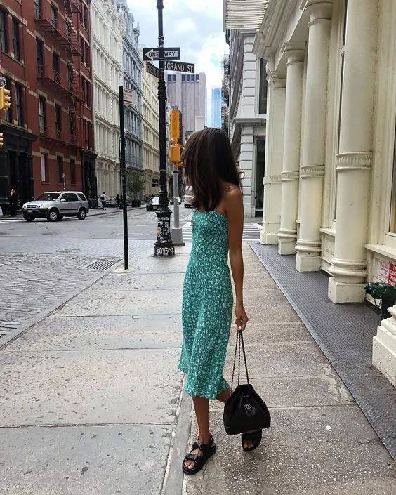 仙女|别再穿高跟鞋了，穿仙女裙＋平底鞋的你，时髦炸！