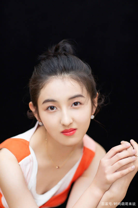 是属于|张子枫还是瘦下来好看，外穿拼色牛仔裙搭背心，又美又气质好！
