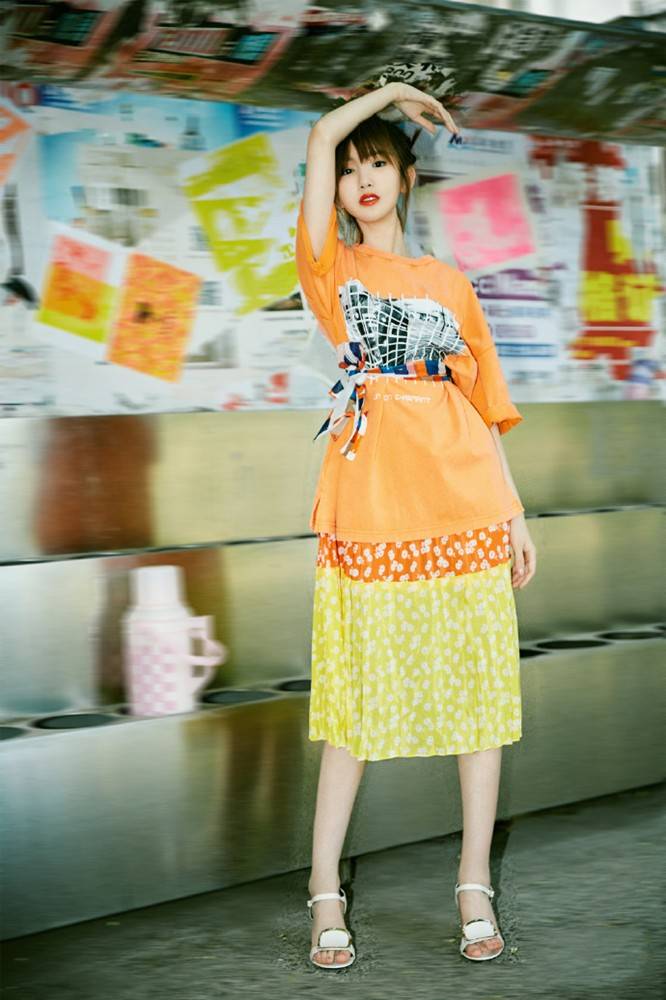 原创麦迪娜8月大孕肚太明显,穿oversizet恤也藏不住,拍照时需用手托