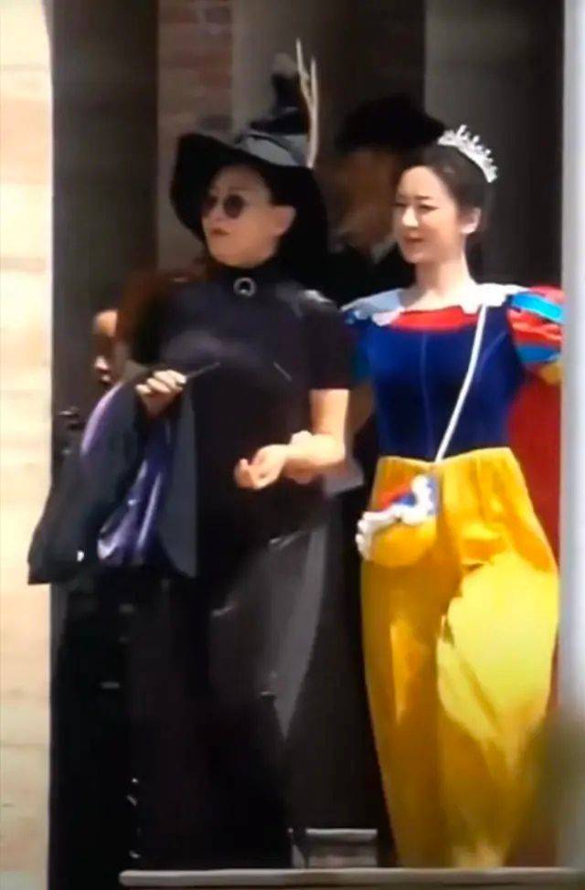 黑色|宋丹丹杨紫罕见同框，脸出油肚腩凸起来了，一个比一个胖的真实！