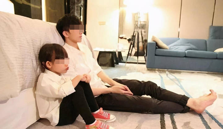 生活|18岁哥哥与2岁妹妹争吵，妈妈本想责怪，却被妹妹的一个举动化解