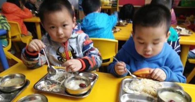 运动量|“饭渣宝宝”吃饭全靠追着喂？幼儿园老师有妙招，让娃吃饭更积极