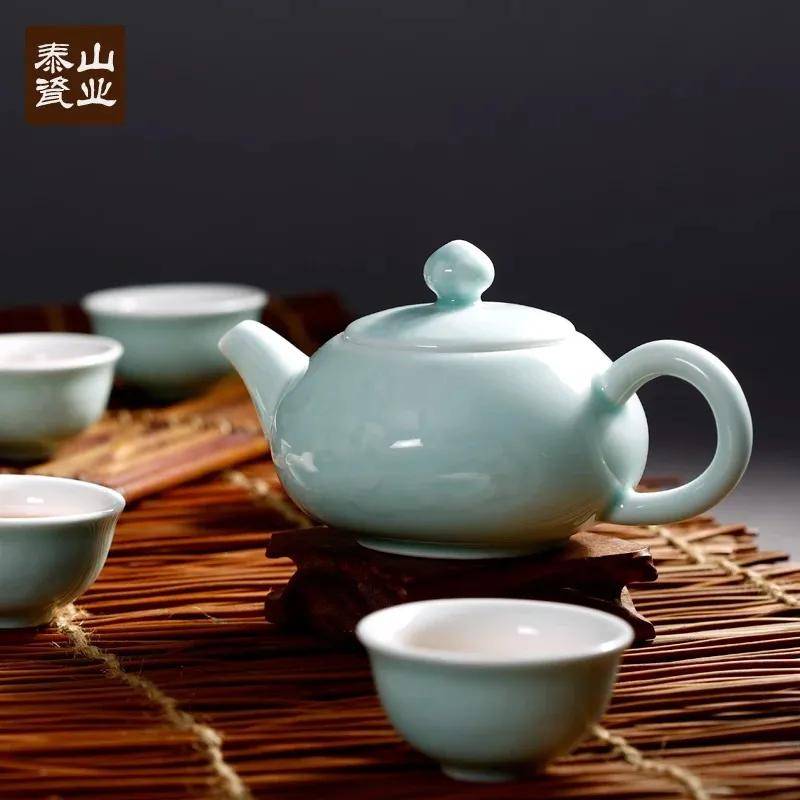 鲁青瓷始于宋代,约距今800年,原一度失传,泰山瓷业于1972年重新烧制