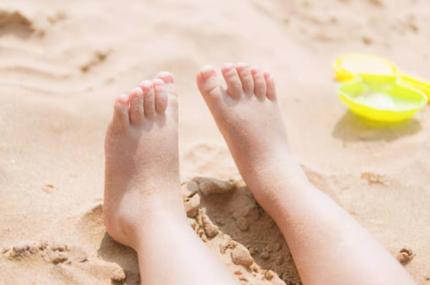 叮麻育儿寄语夏天刚好是孩子光脚走路的好时候,父母