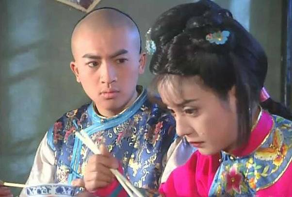 小燕子嫉妒五阿哥帮采莲,为何亲近萧剑不自省?3个原因很心酸