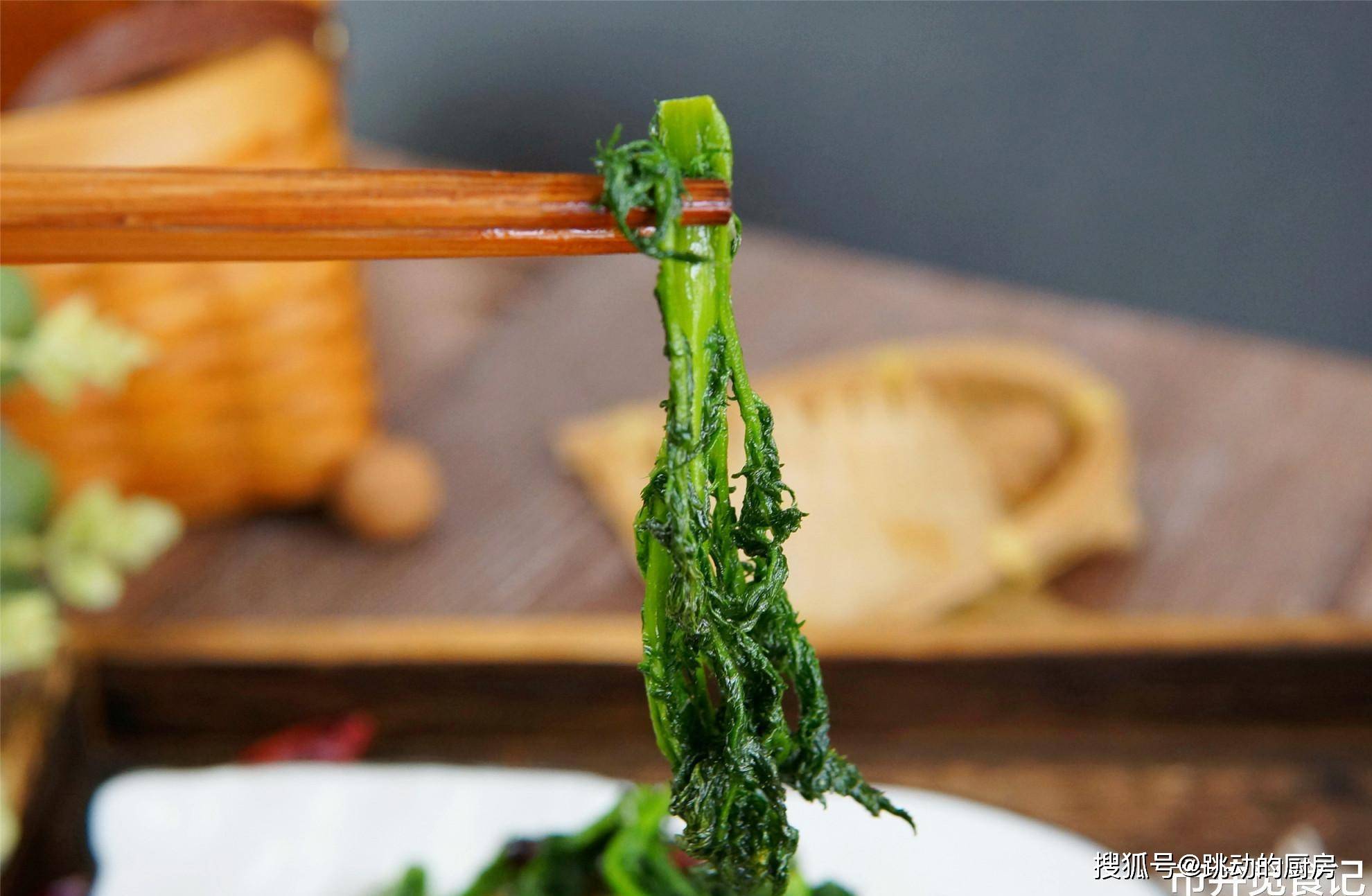 它可是一种救命草,很多人吃不上饭,只能挖野菜,野草来充饥,而米蒿生命