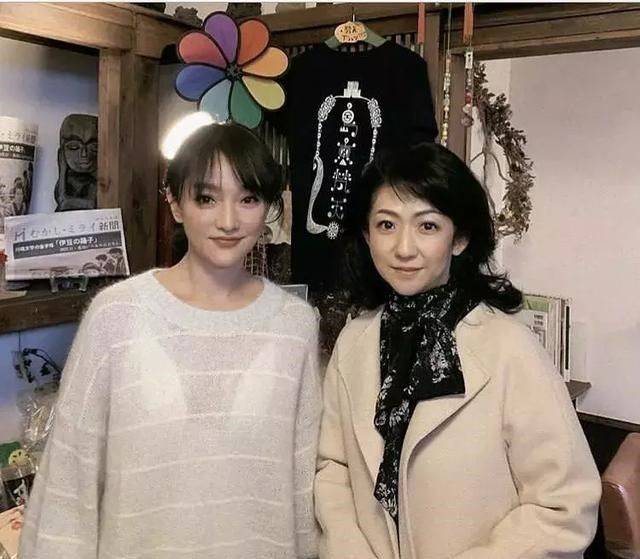 漂亮|周迅晒杀青照，无修饰的脸松垮坑坑洼洼，但纯天然老了也漂亮！