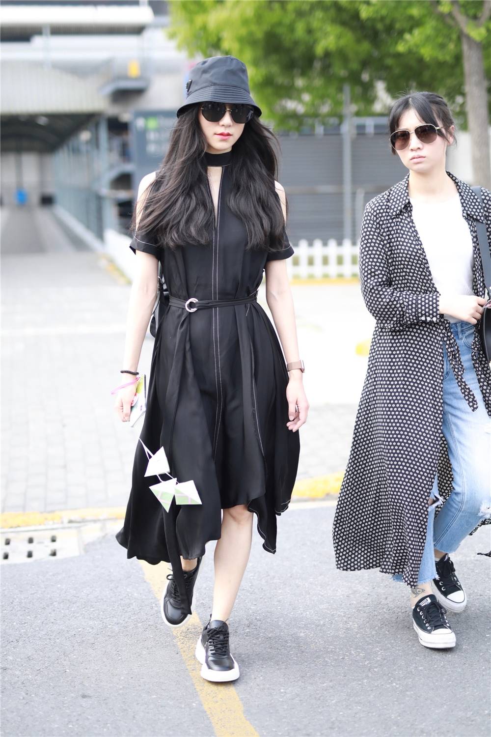 黑色|韩雪美起来真不低调，身穿黑色连衣裙配渔夫帽，少女气质依旧惊艳