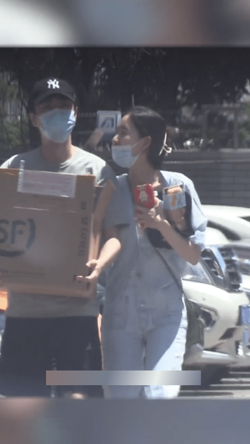 服装|别看王玉雯穿的挺温柔的，但挽着杨玏胳膊的样子，感觉大胆还主动