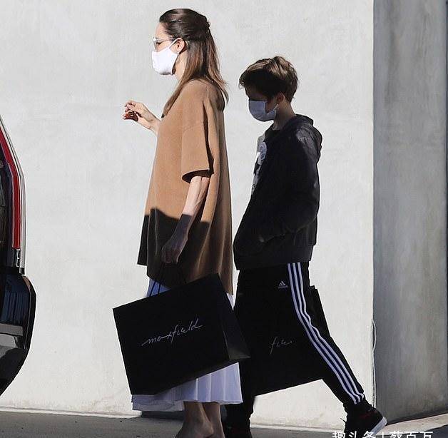 黑色|过臀宽松毛衣考验人,一不小心穿成侏儒,朱莉依然穿出女神风