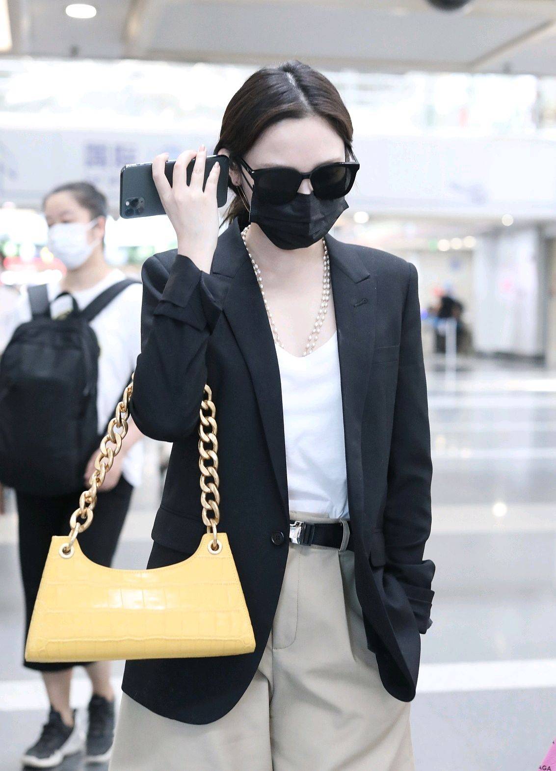 短裙|短裙“失宠”了,今年夏天流行百慕大短裤,郑爽万茜穿上也太A了