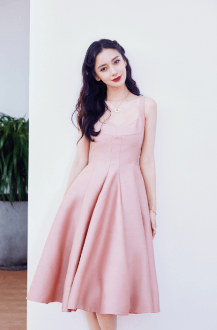 黑色|Angelababy又美出圈，红白条纹上衣配印花短裤清爽舒适，高级洋气