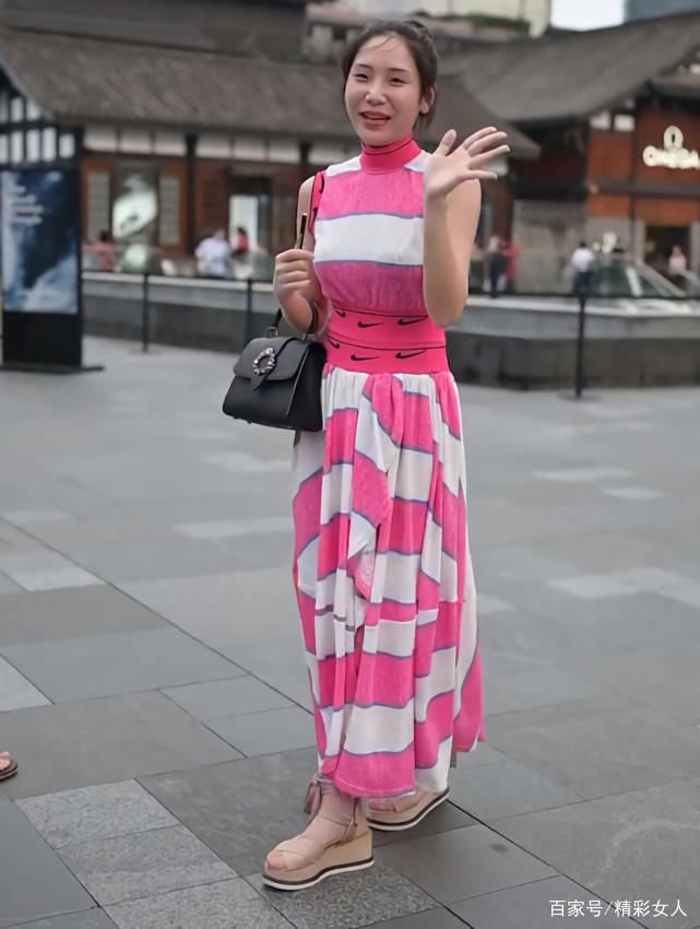 耐克|街头火了套“山寨耐克裙”,长得像巨土的花床单,收藏好别买错!