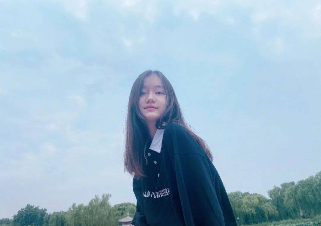 对比|纪姿含的印花连衣裙，粉色做底，红色图案装饰，娇俏又亮眼