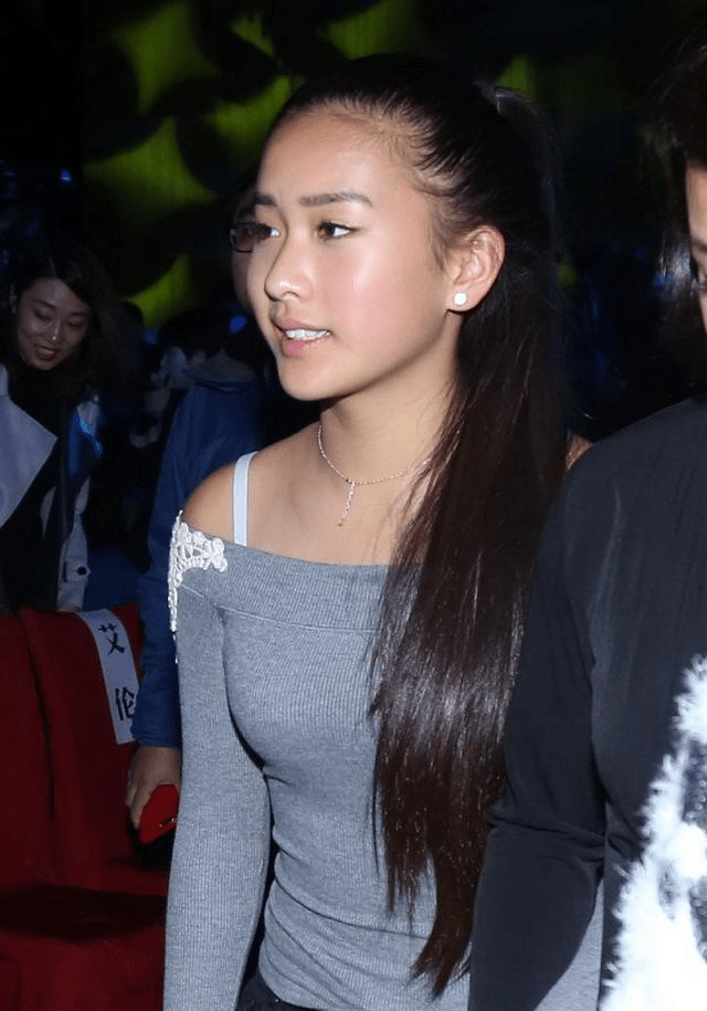黑色|58岁陈冲一家近照，4个女儿天差地别，老公颜值一言难尽