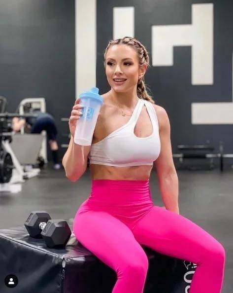 每隔五周,hathaway就会举办一次健身挑战赛.