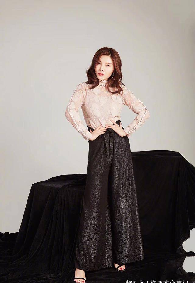 曲线|徐冬冬的大号括号臀太惊艳，穿波点长裙，大秀腰臀比