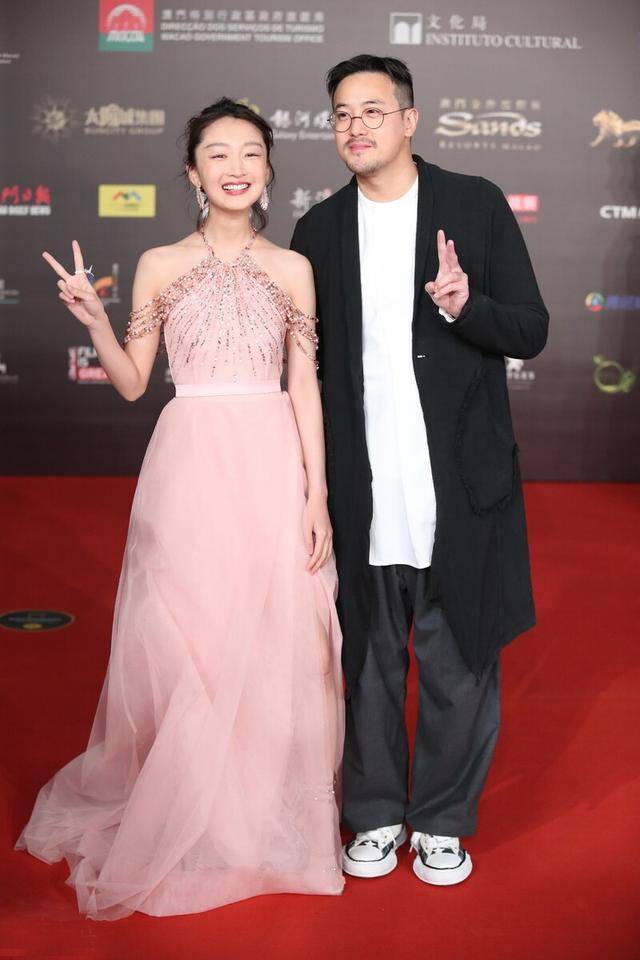 增加了|周冬雨越来越有女人味了,挂脖裙造型优雅精致,没想到气质这么好