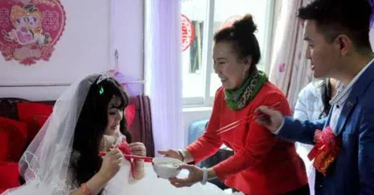 新郎|结婚当天新娘临时加价，要再拿20万彩礼，新郎转头娶别的女人