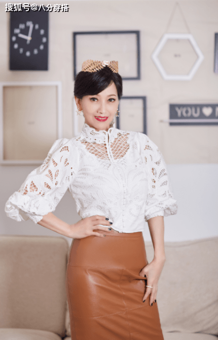 黑色|66岁赵雅芝真会装嫩，波点上衣搭配牛仔短裤俏皮甜美，少女感十足