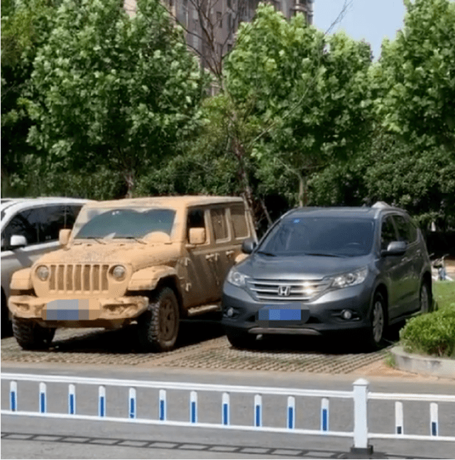 三辆牧马人停路边满身黄泥晒太阳这才是越野车该有的样子