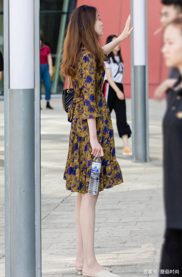 都说|都说紫色是最难驾驭的,但看了她的“天花乱坠裙”,我也敢穿了!