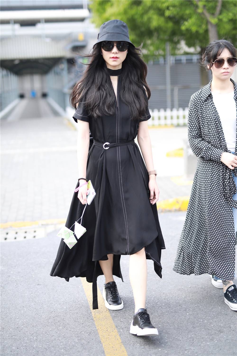 黑色|韩雪美起来真不低调，身穿黑色连衣裙配渔夫帽，少女气质依旧惊艳