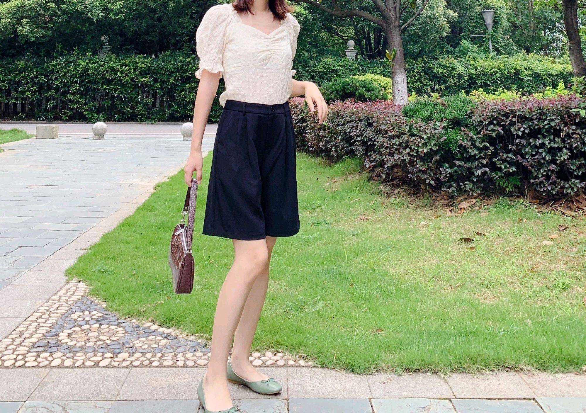 短裙|短裙“失宠”了,今年夏天流行百慕大短裤,郑爽万茜穿上也太A了