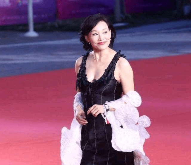 黑色|58岁陈冲一家近照，4个女儿天差地别，老公颜值一言难尽