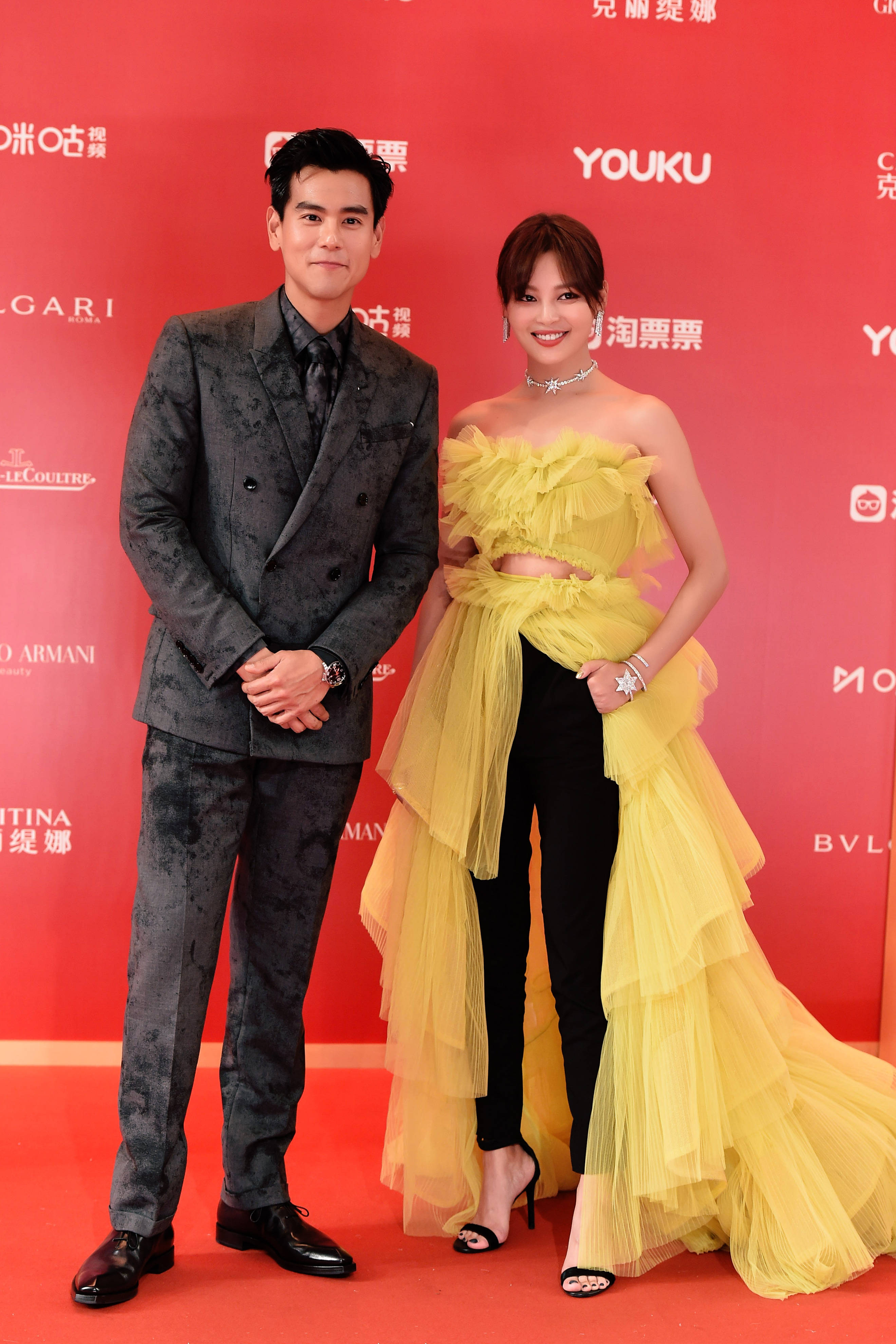 黑色|辛芷蕾红毯造型，纱裙配黑裤竟意外好看，33岁酷帅又不失妩媚韵味
