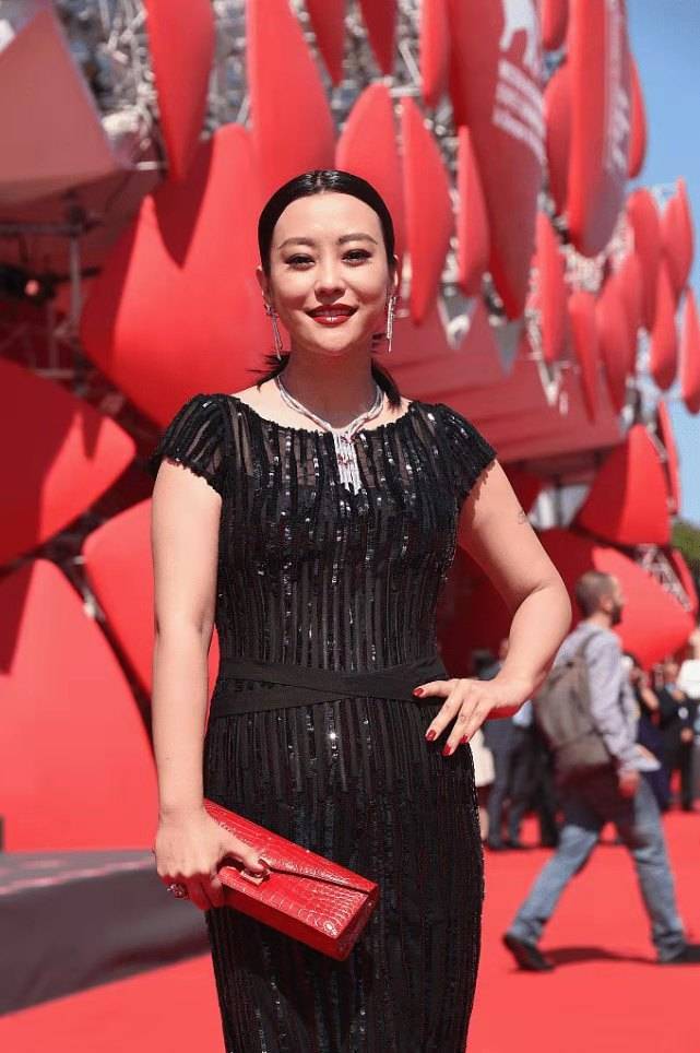 黑色|郝蕾：好有自信！微胖身材穿一身黑色紧身长裙，不过有些显小肚腩