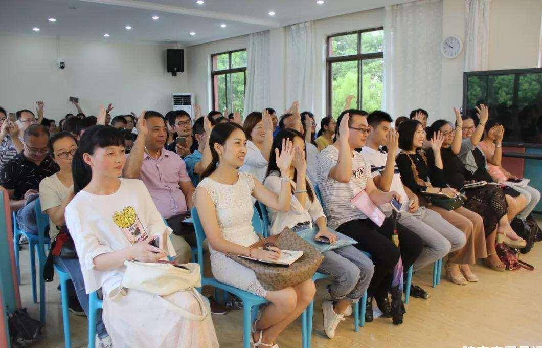 自卑感|给孩子开家长会，最忌穿这3种衣服，直接坑娃没商量，家长要注意