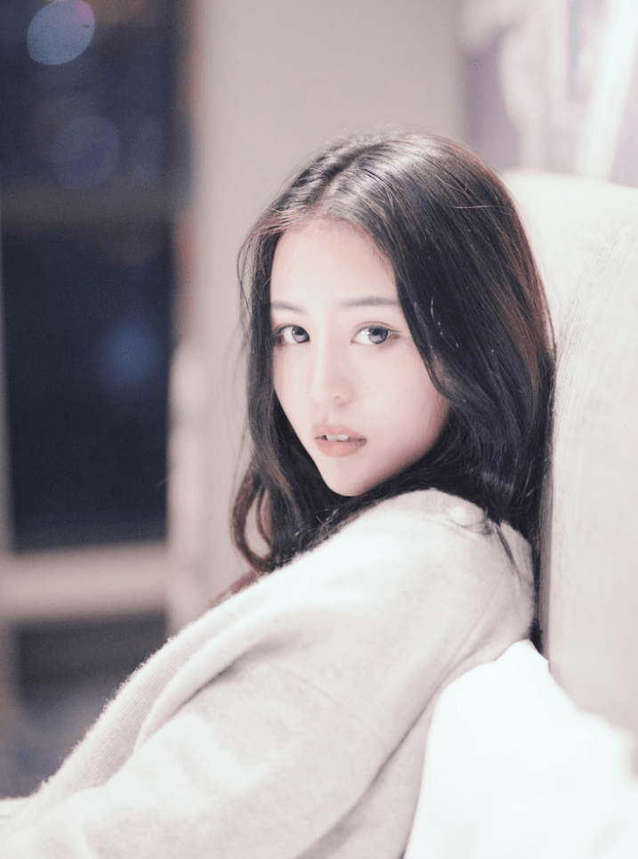 人心神|简单的白色吊带裙,深情的注视,让人心动,又觉虚无缥缈