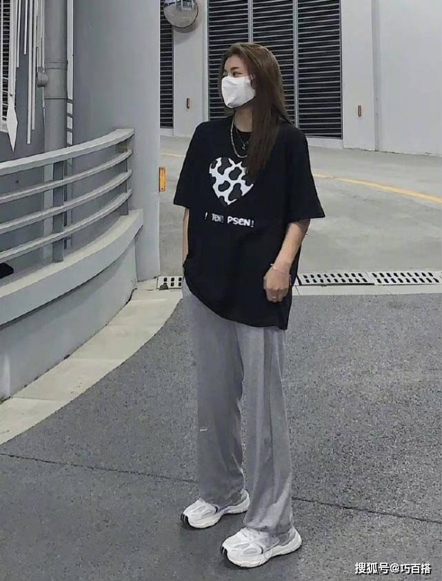 时尚|今年更流行T恤+阔腿裤，简单休闲却很美，值得借鉴