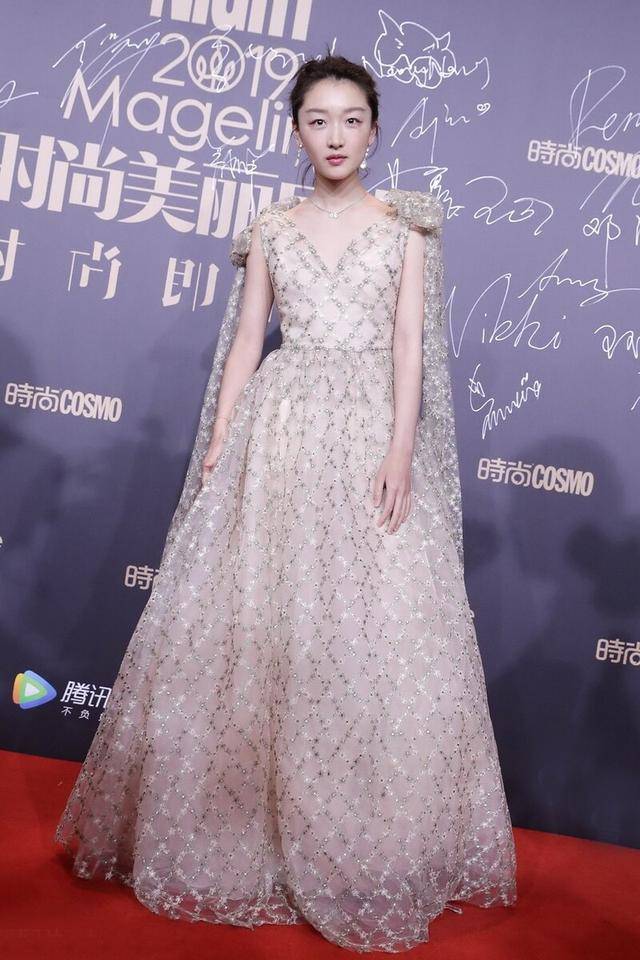 增加了|周冬雨越来越有女人味了,挂脖裙造型优雅精致,没想到气质这么好