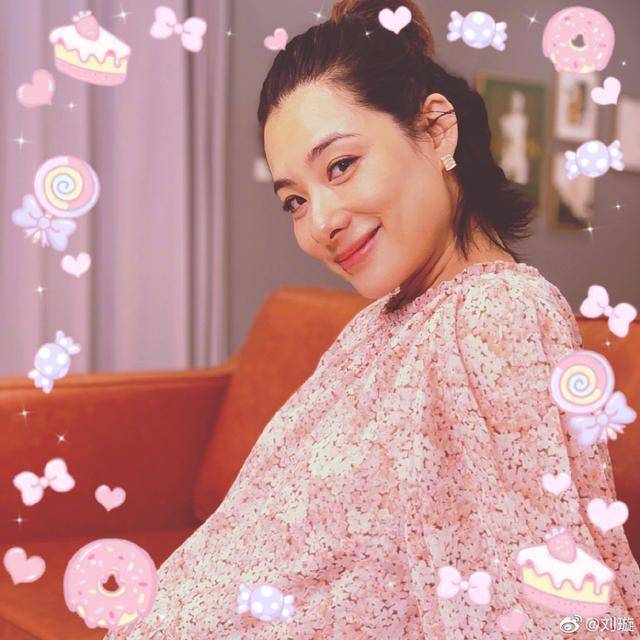 老公|刘璇晒二胎孕肚照，宽松碎花裙难掩巨肚，扎丸子头面露浅笑状态佳